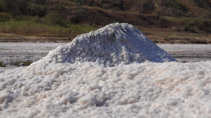 盐湖盐晶体自沉盐覆盖石头干燥湖泊中的高盐度水一个环境33秒视频