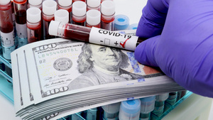 用手术手套将一大堆美元钞票放在试管架上的医生手特写10秒视频