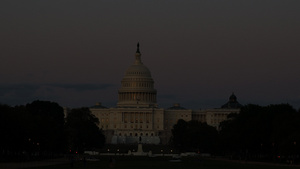 国会大厦与圆顶的美国大厦在晚上照亮了参议院大厦的两侧30秒视频
