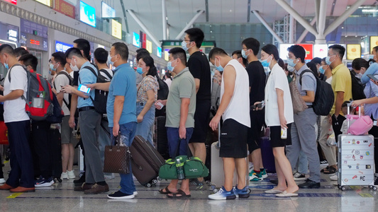 高铁站排队人群视频