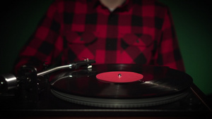 20世纪60年代在红格式衬衫舞中玩长盘的时装男音乐10秒视频