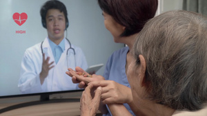 老年妇女坐在家中与医生进行线上问诊30秒视频
