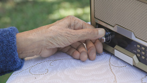 女性在后院用老式收音机14秒视频