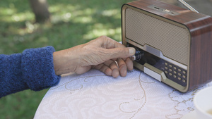 女性在后院用老式收音机14秒视频