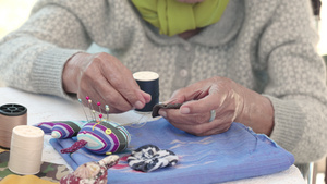 老年女性在手工艺中接受阿尔茨海默症治疗22秒视频