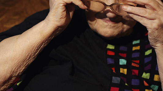 戴眼镜的年长妇女视频