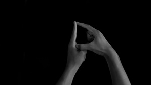 两只手举起来显示手语的符号8秒视频