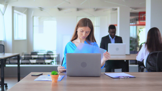 创业公司在开放空间办公室员工中持有纸质文件的经理人视频