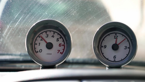 汽车中的转速表和时钟仪表板14秒视频