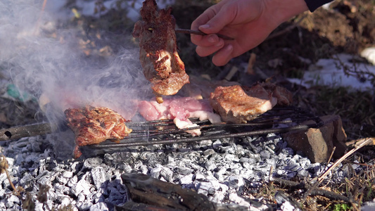 户外烧烤肉肉牛排视频