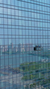 航拍城市高空作业人苏州中心视频