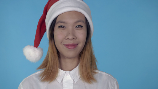 美丽的韩国女孩的圣诞节时间视频