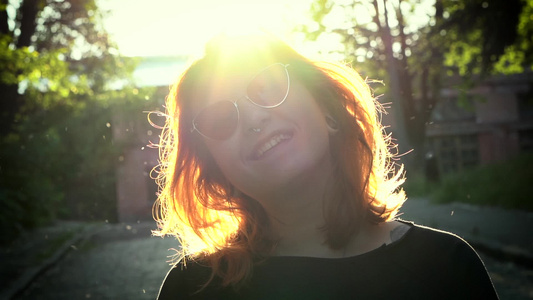 姜汁女孩的肖像用太阳镜视频