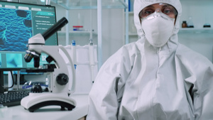 微生物学家坐在实验室里23秒视频