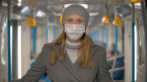 地铁车厢内戴面罩的漂亮女人16秒视频