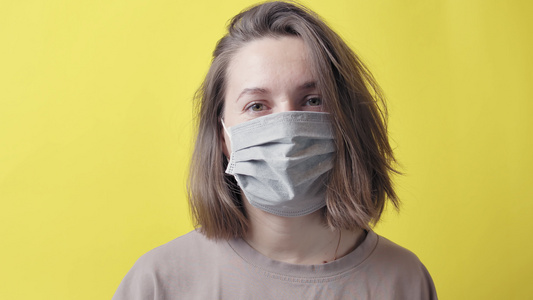 一名身戴医疗面具的女孩的肖像视频