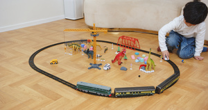 在客厅里玩小火车的小男孩62秒视频
