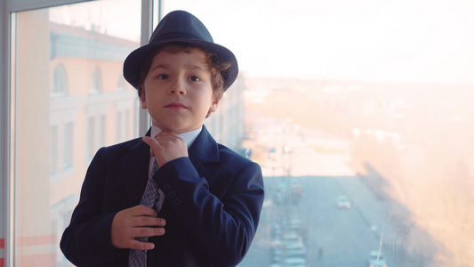 身穿商业西装领带和帽子的年轻男孩肖像视频