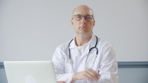 男医生坐在医疗办公室桌子的电脑前11秒视频