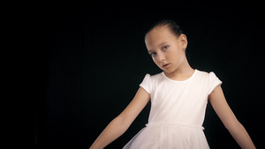 穿着白色舞裙的十几岁女孩11秒视频