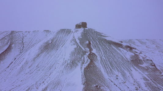 下雪天航拍酒泉火石峡东墩烽火台遗址视频