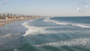 夏日在加利福尼亚州的海面吹肥皂泡泡14秒视频