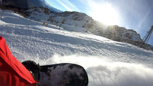 令人印象深刻的特写是一位滑雪教练用他的滑雪板在黎明33秒视频