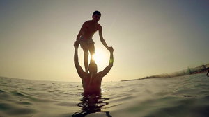 爸爸在海里高举儿子23秒视频