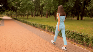 在城市公园道路上行走的妇女12秒视频