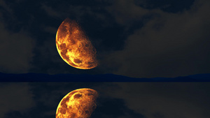 半月的反光在湖面的黑暗天空中升起25秒视频