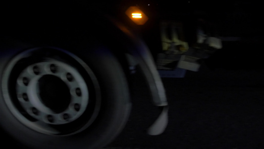 夜间驾驶卡车车轮视频