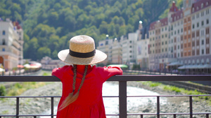 在欧洲城市的山河边戴着帽子的小姑娘11秒视频