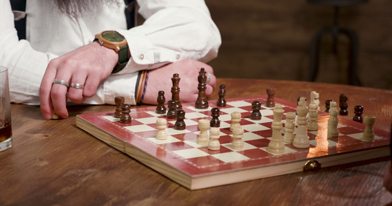 男人玩象棋游戏和移动数字视频