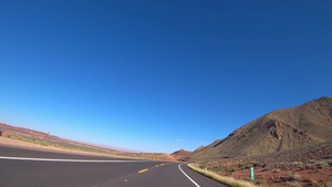 在加州阳光明媚的一天一辆汽车沿着风景优美的道路行驶7秒视频