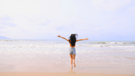 三亚海边旅游玩耍的女性视频