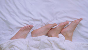 睡着女人和男人在卧室的脚14秒视频
