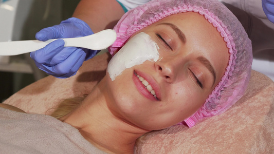 在美容诊所接受面部治疗的快乐的女人视频