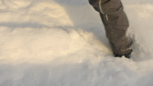 冬天在寒雪天气中行走时紧闭的气候下20秒视频