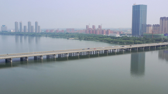 城市交通湖面上的大桥航拍4K视频视频