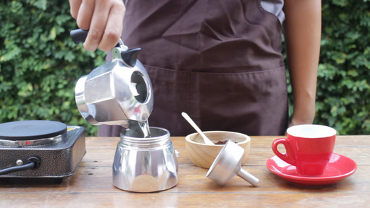 由莫卡锅酿制的自制热浓缩咖啡视频