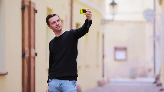 年轻有吸引力的游客在户外用手机自拍照片享受假期旅游视频