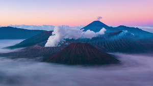 日出时云中美丽的火山延时15秒视频