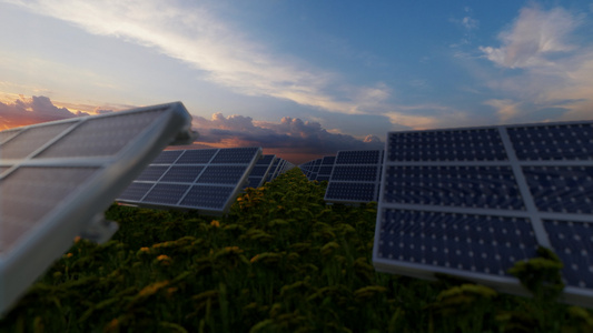 通过太阳能电池板农场飞行以抵御日落的美丽视频
