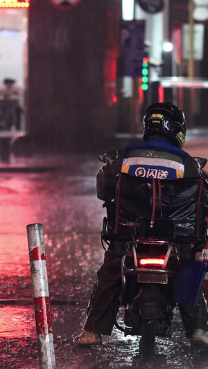 特写暴雨中闪送人员送快递5秒视频