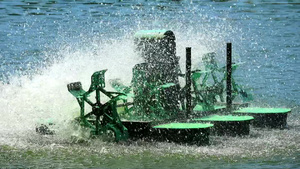 涡轮机在水面旋转并增加氧气14秒视频