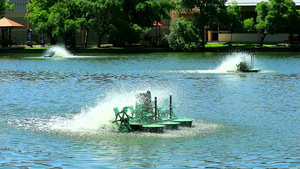 涡轮机在水面旋转并增加氧气16秒视频