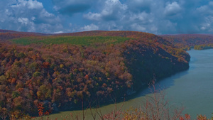 山边和河边的秋天风景9秒视频
