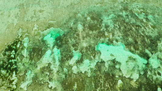 环礁湖中透明的蓝色海水视频