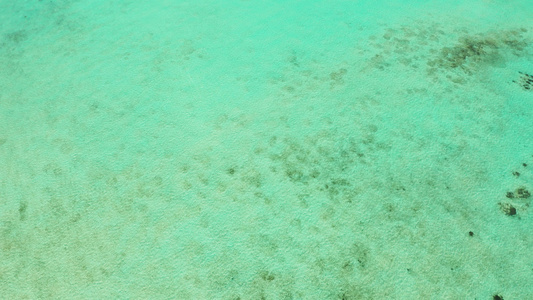 环礁湖中透明的蓝色海水视频
