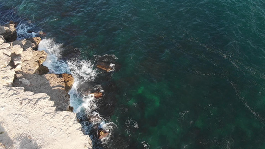 海浪在黑海的岩石海岸上挥舞着美丽的波浪犯罪a空中观察视频